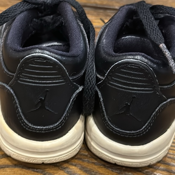 Kids Jordan shoes - Picture 3 of 6